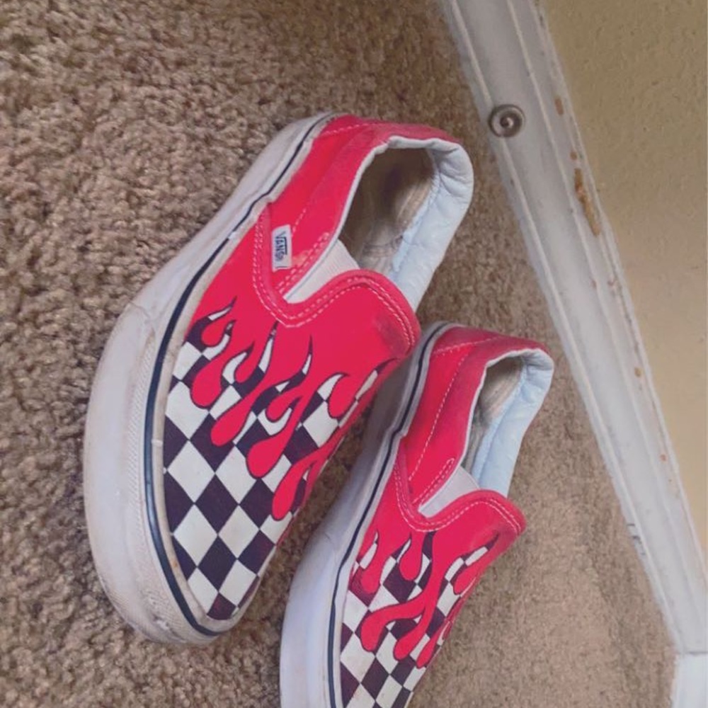 Good condition low red fire drip black and white checkerboard design.